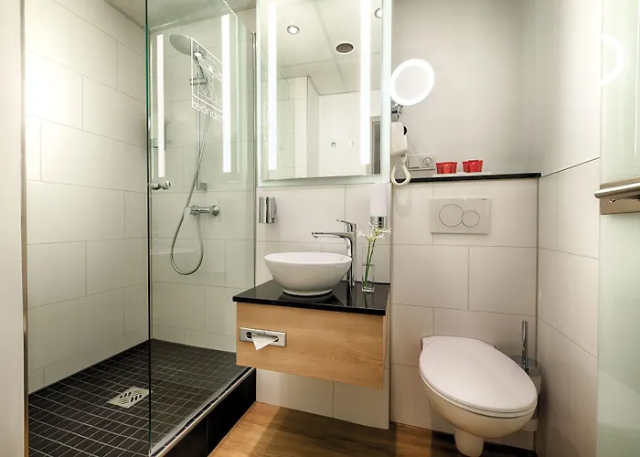 מלון Leonardo North 4*