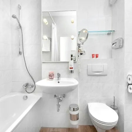 מלון Leonardo North 4*