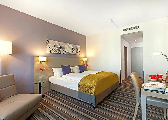 מלון Leonardo North 4*